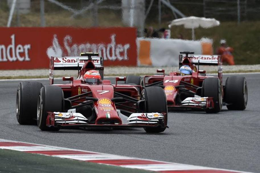 Il duello Raikkonen-Alonso nella prime fasi di gara. Afp